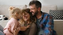 Roditelji sa devojčicom kod kuće