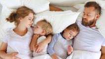 Deca spavaju u krevetu sa roditeljima