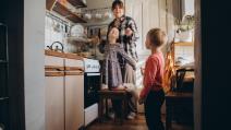 Mama sa decom u kuhinji