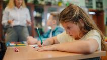 Devojčica piše u školi