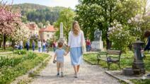 Mama sa detetom šeta kroz park