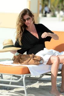 foto-vest-trudna-zizel-na-plazi-u-majamiju