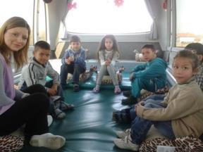 autobus-putujuci-vrtic-za-romske-malisane