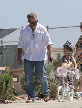mel-gibson-u-druzenju-s-cerkom