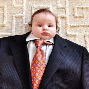 neodoljivo-male-bebe-u-veeelikim-odelima-foto