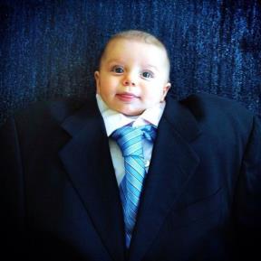 neodoljivo-male-bebe-u-veeelikim-odelima-foto