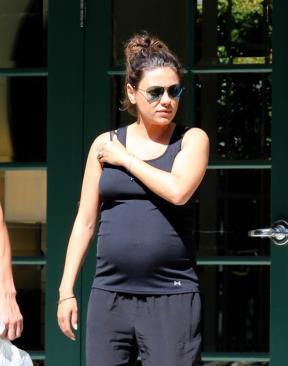 trudna-mila-kunis-i-eston-kucer-u-poseti-milinim-roditeljima