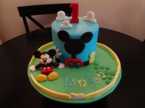 15-ideja-za-torte-inspirisane-mikijem-i-mini-maus
