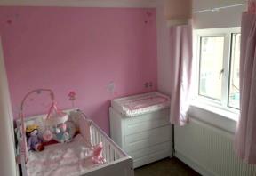 ne-obicna-prica-decak-u-roze-sobi-foto