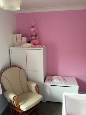 ne-obicna-prica-decak-u-roze-sobi-foto
