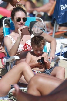 slavna-manekenka-poslednji-mesec-trudnoce-provodi-na-plazi-foto
