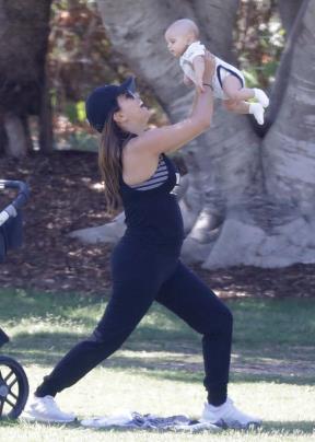 eva-longoria-se-vraca-u-formu-jutranje-vezbe-sa-santijagom-u-par