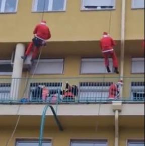 Deda Mraz doneo poklone deci u Tiršovoj
