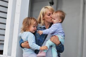 mama sa dve bebe.jpg