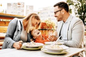 Porodica, mama, tata, devojčica, ćerka, restoran
