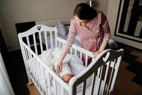 Beba spava u rukama i budi se u krevecu