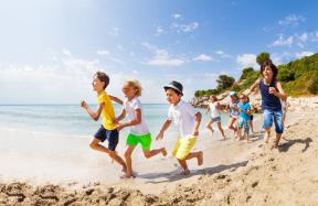 Deca gađala kamenjem sve na plaži