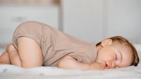 Zašto bebe spavaju na stomaku s guzom uvis.jpg