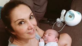 Nilufer drži uspavanu bebu na grudima