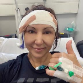 Mama Nilufer sa zavojima na glavi i kateterom u bolnici