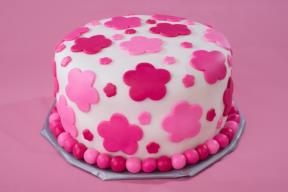 lako-i-brzo-do-lepo-dekorisane-rodjendanske-torte