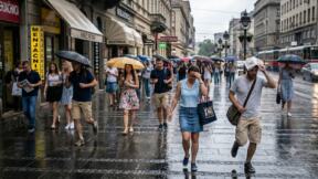 Ljudi na ulici hodaju po kiši