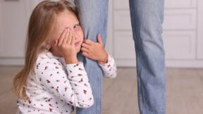 Devojčica plače i drži se mami za nogu