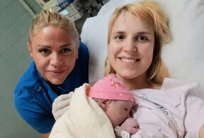 Dijana sa bebom i babicom Marinom