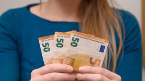 Žena drži novac u rukama