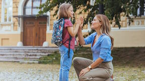 Mama sa detetom prvog dana ispred škole