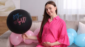 Trudnica sa plavim i roze balonima