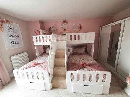 soba-za-devojcice-tri-princeze-roze-bajka-cvetni-zidovi