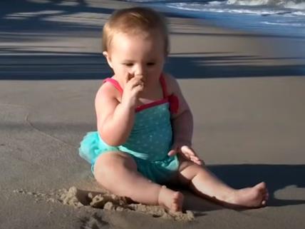 beba na plazi