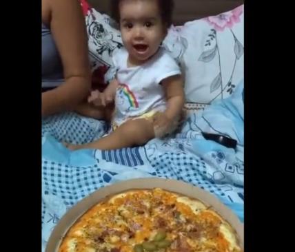 devojcica se raduje kada vidi picu