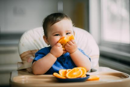 Dete jede pomorandže