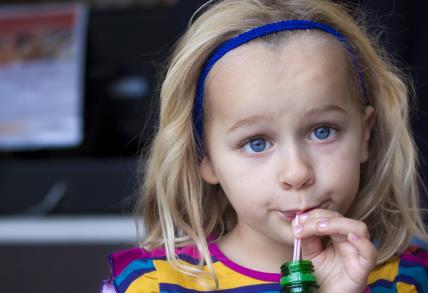 Kako da dete pije manje kofeina i gaziranih sokova