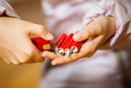 Zašto deca ne treba da bacaju petarde