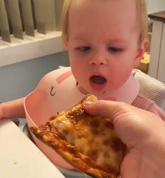 Reakcija deteta na prvi zalogaj pice