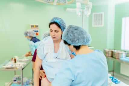 Aplikovanje epidurala pred porođaj