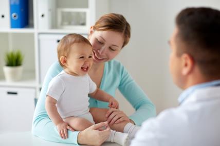 Beba na pregledu kod pedijatra