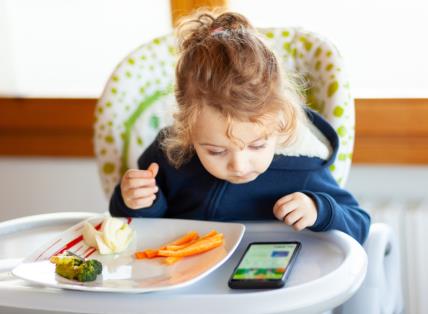 Dete jede uz mobilni