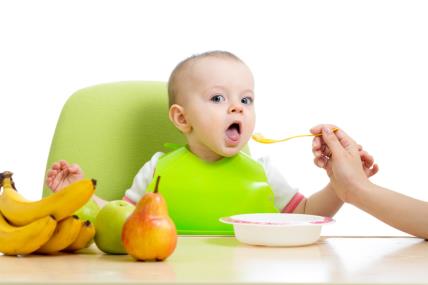 Beba jede voćni obrok