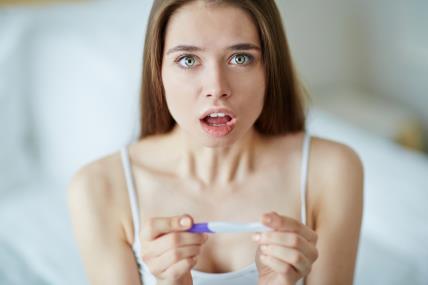 Žena iznenađena rezultatom testa na trudnoću