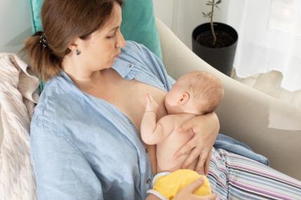 Dojenje, mama, beba