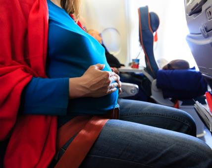 Trudnica se porodila u avionu