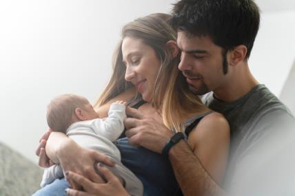 Mama, tata, beba, dojenje