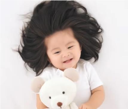 Beba sa najgušćom kosom