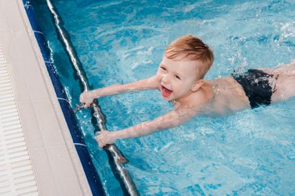 Dete, bazen, plivanje