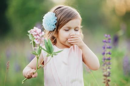 Dete, cveće, alergija, devojčica