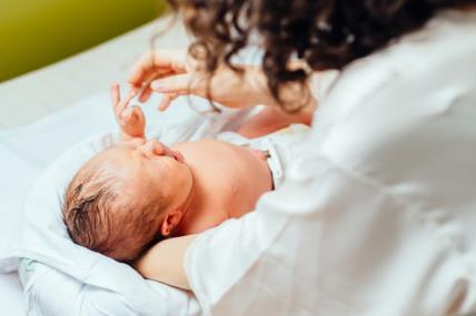 Mama, beba, porodilja, novorođenče